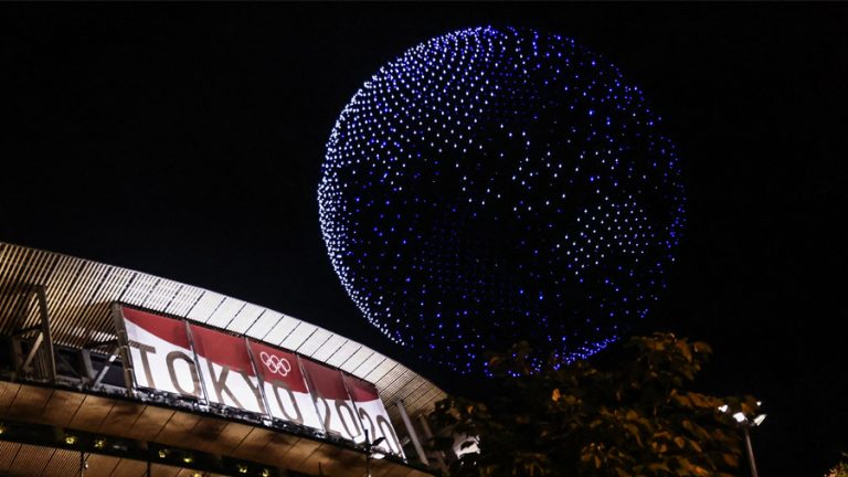 Lo spettacolo creato con i droni a Tokyo 2020 Lo spettacolo creato con i droni a Tokyo 2020